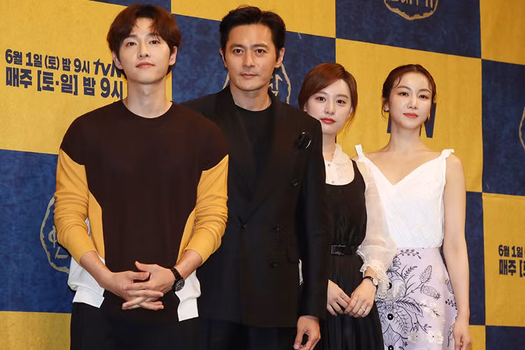 Trong buổi ra mắt phim, Song Joong Ki hội ngộ Kim Ok Bin. Theo truyền thông xứ Trung, Kim Ok Bin bị đồn là người thứ ba chen vào mối quan hệ của vợ chồng Song Joong Ki.