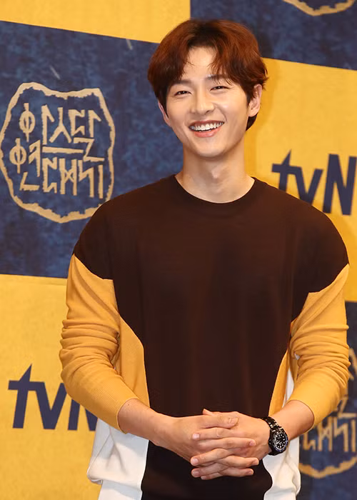 Song Joong Ki lo dien ben tieu tam tin don, khong deo nhan cuoi