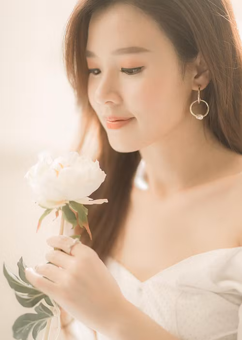 Nữ diễn viên tránh xa những ồn ào, thị phi của làng giải trí để có cuộc sống đầy bình yên.