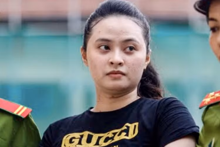 Theo Zing, trong phiên tòa sáng nay (ngày 9/5), Ngọc Miu không đồng ý với cáo trạng quy buộc bị cáo phạm tội Tàng trữ trái phép chất ma túy. Cô cho biết cô không bao giờ hỏi đến cuộc sống riêng của Dương và Dương cũng không bao giờ cho bị cáo biết.