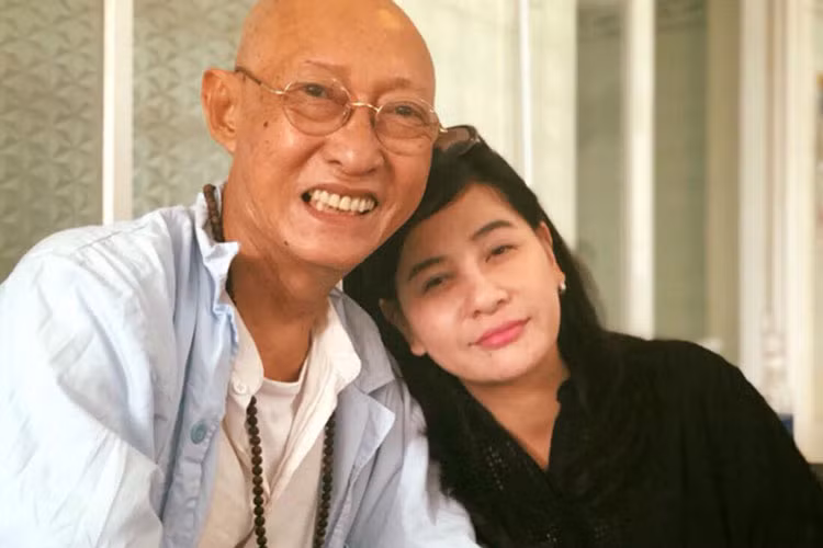 Nghệ sĩ Lê Bình cũng giấu nước mắt cho mình mỗi khi được đồng nghiệp đến thăm.
