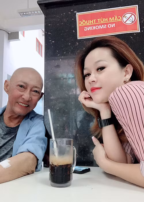 Nghệ sĩ Lê Bình luôn giữ tinh thần lạc quan trong hành trình chống chọi bệnh hiểm nghèo để trấn an gia đình, bạn bè và khán giả không phải lo lắng cho mình.