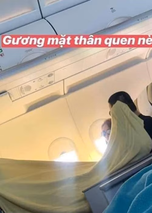  Mỹ Tâm và Mai Tài Phến gần đây vướng nghi vấn lộ ảnh đi du lịch, đắp chung chăn trên máy bay. Phía Mai Tài Phến giữ im lặng trong khi Mỹ Tâm đăng tải chia sẻ đầy ẩn ý.