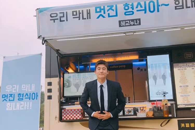 Park Hyung Sik và bà xã của Song Joong Ki hoạt động trong cùng một công ty quản lý. Nam diễn viên từng tiết lộ, Song Hye Kyo chính là một trong những lý do khiến anh quyết định ra nhập công ty quản lý. Ảnh: Saostar