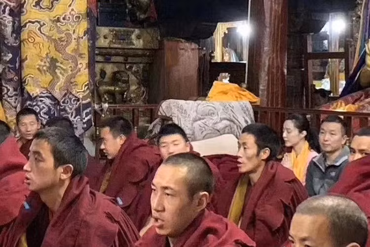 Trong chuyến từ thiện, Phạm Băng Băng dành thời gian đến ngôi chùa Đại Chiêu Tự để cúng bái Phật Tổ.