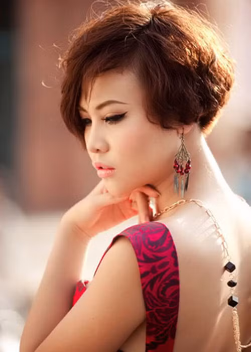 Chân dài gốc Lạng Sơn theo đuổi sự nghiệp ca hát nhưng không gây nhiều ấn tượng. Ảnh: Xzone
