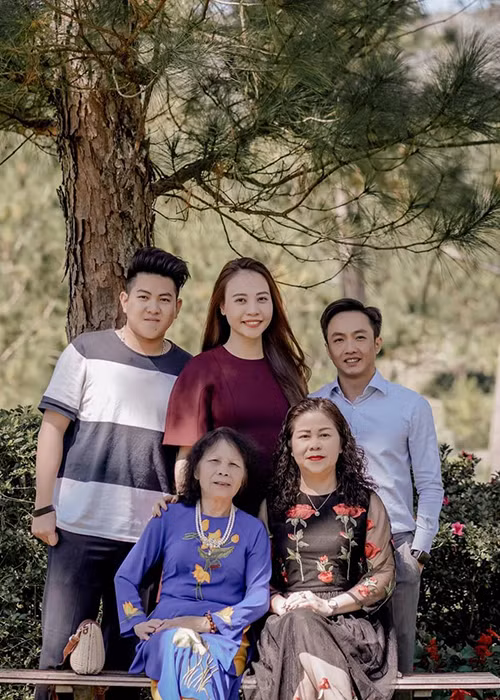 Khi Cường Đô la và Đàm Thu Trang đưa bé Subeo đi đua xe, mẹ của Đàm Thu Trang từng dặn dò: “Cho Subeo đi phải cẩn thận chút con ạ".