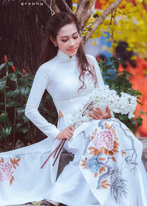 So với em gái là hoa hậu, Thùy Trang xinh đẹp, trẻ trung không kém. Bên cạnh đó, Thùy Trang và Thu Thảo còn sở hữu gương mặt có khá nhiều nét giống nhau.