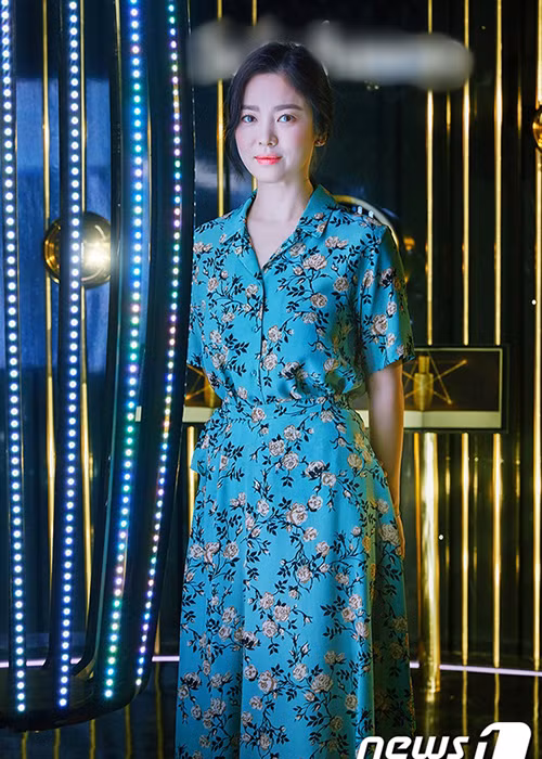 Khuôn mặt với nếp nhăn ở đuôi mắt và vùng quanh miệng khiến Song Hye Kyo không giấu được vẻ già nua. Ảnh: News1