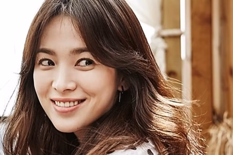 Những nếp nhăn quanh miệng của Song Hye Kyo lộ rõ trong một bộ ảnh.