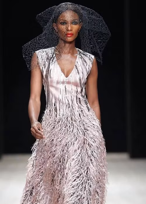 Agbani Darego đoạt vương miện Hoa hậu Thế giới 2001. Năm 2017, người đẹp Nigeria kết hôn với bạn trai lâu năm. Hiện, cặp đôi có một cậu con trai.