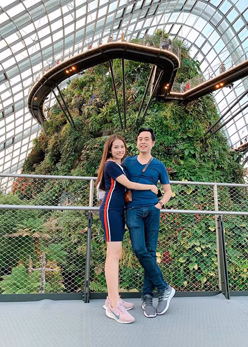 Vợ sắp cưới của Dương Khắc Linh sở hữu gương mặt xinh đẹp, vóc dáng quyến rũ. Ảnh: FBNV