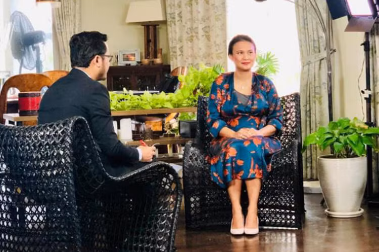 Thiri nổi tiếng trong lĩnh vực đầu tư của chính phủ và là một doanh nhân có tiếng trong lĩnh vực trang sức đá quý ở Myanmar.