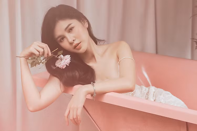 Trước "Mê cung", nữ MC sinh năm 1990 từng đóng phim "Người phán xử", "Ghét thì yêu thôi", "Chỉ có thể là yêu".