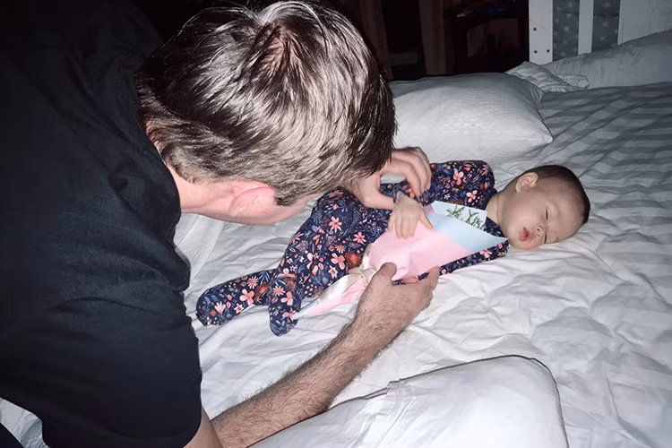 Anh được khen là người đàn ông tinh tế khi tặng vợ lẫn con gái bó hoa trong ngày lễ tình nhân.