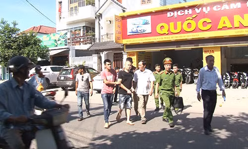 Bat nhom con do hung han khong che, danh nguoi tai quan ca phe