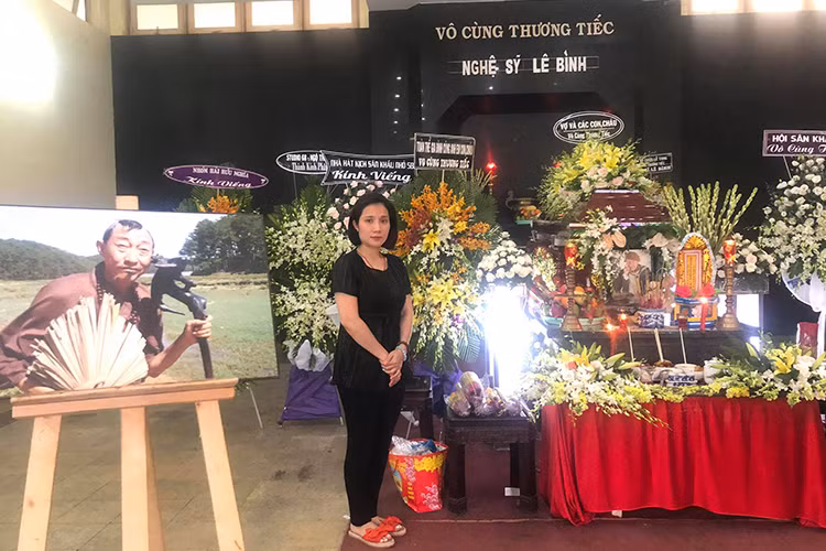 Cát Tường tâm sự sau khi đến viếng nghệ sĩ Lê Bình: "Nghệ sĩ chúng tôi lạ lắm đôi khi cả năm không gặp vì mỗi người 1 việc, mưu sinh với đời, với nghề nhưng khi gặp nhau thì vui lắm, chia sẻ, thấu hiểu, cảm xúc rất mạnh và luôn đong đầy, đôi khi không cần nói nhiều chỉ cần nắm chặt tay nhau, nhìn vào mắt nhau là hiểu hết. Đó là cái tình nghệ sĩ”.