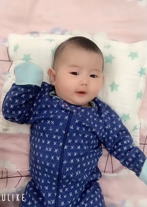 Bé Hera sở hữu đôi gò má bầu bĩnh và đôi mắt tròn xoe đen láy.