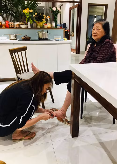 Mỹ Tâm từng tâm sự cô chịu ảnh hưởng từ mẹ ở tính chịu thương, chịu khó, chân thành.