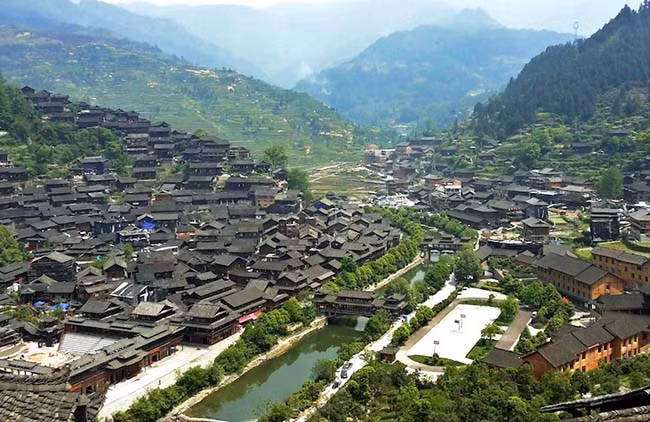 Người Miao là 1trong 56 dân tộc thiểu số Trung Quốc. Họ là một dân tộc đầy màu sắc, được biết đến với tiếng hát, điệu múa, thêu thùa phức tạp và những ngôi nhà được xây dựng trên sàn gỗ. Nơi tốt nhất để trải nghiệm văn hóa Miao là Tây Giang Town, 35 km (22 dặm) từ Kaili, tỉnh Quý Châu.