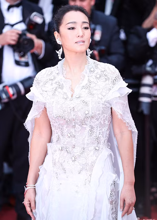 Trên thảm đỏ Cannes năm nay, Củng Lợi toát lên thần thái của một minh tinh hàng đầu xứ Trung.