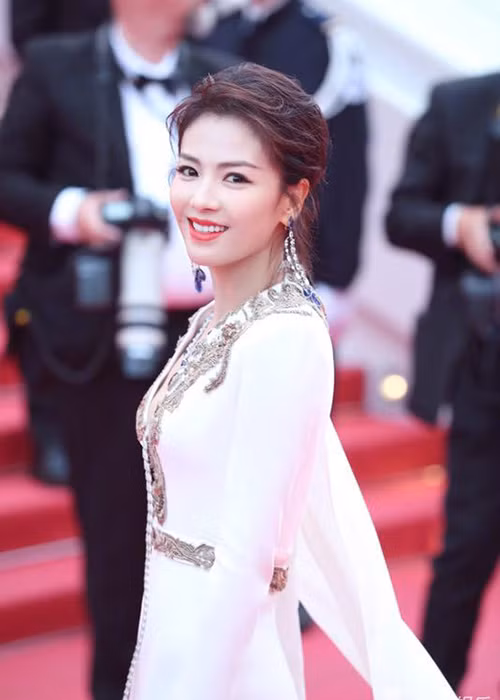 Dàn sao Hoa ngữ đổ bộ thảm đỏ liên hoan phim trong ngày đầu tiên còn có Lưu Đào.