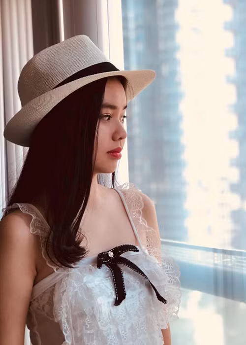 Trà My sinh năm 2004. Theo Zing, bố mẹ ly hôn năm cô 10 tuổi và hiện tại, Trà My sống cùng mẹ.