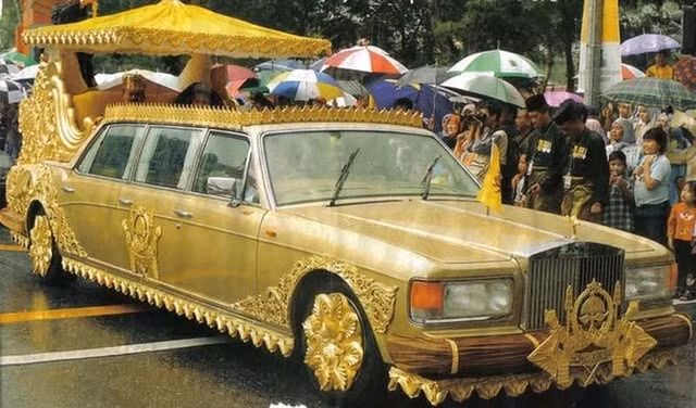 Quốc vương Brunei sở hữu bộ sưu tập xe hiếm lớn nhất thế giới, trong đó có chiếc Rolls-Royce dát vàng. Ảnh: India Times