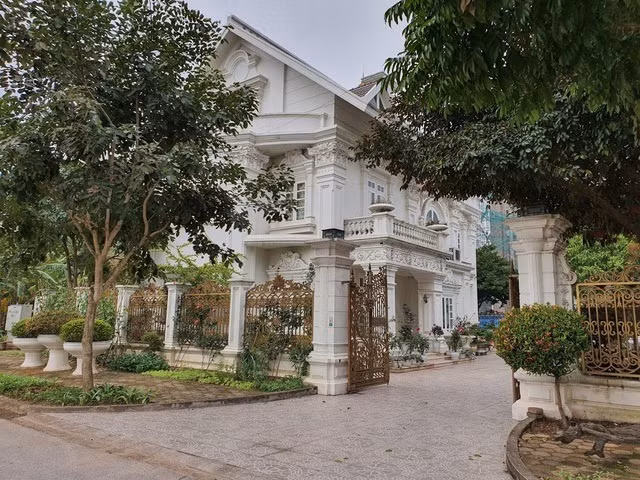 Ông Nguyễn Văn Thành (quê ở Hải Dương) là doanh nhân có tiếng trong lĩnh vực sản xuất thạch rau câu. Bên cạnh tài năng kinh doanh, ông Thành còn được biết tới căn biệt thự dát vàng 24K nằm trong một khu đô thị mới, hiện đại bậc nhất thành phố Hải Dương. Ảnh: Dân trí