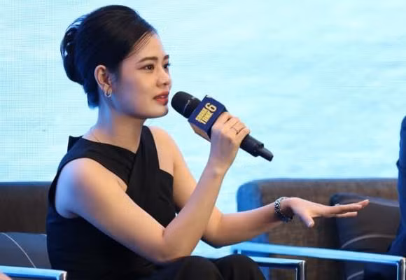 Tuệ Lâm sở hữu gương mặt xinh đẹp, phong cách thời trang nhẹ nhàng, nữ tính nhưng vẫn đậm nét tri thức, quyền lực. Ảnh: VTV