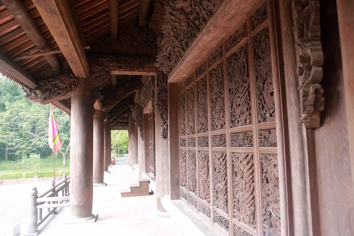 Họa tiết hình rồng được điêu khắc tinh xảo trên xà và cánh cửa vào Chính điện. Ảnh: Plo