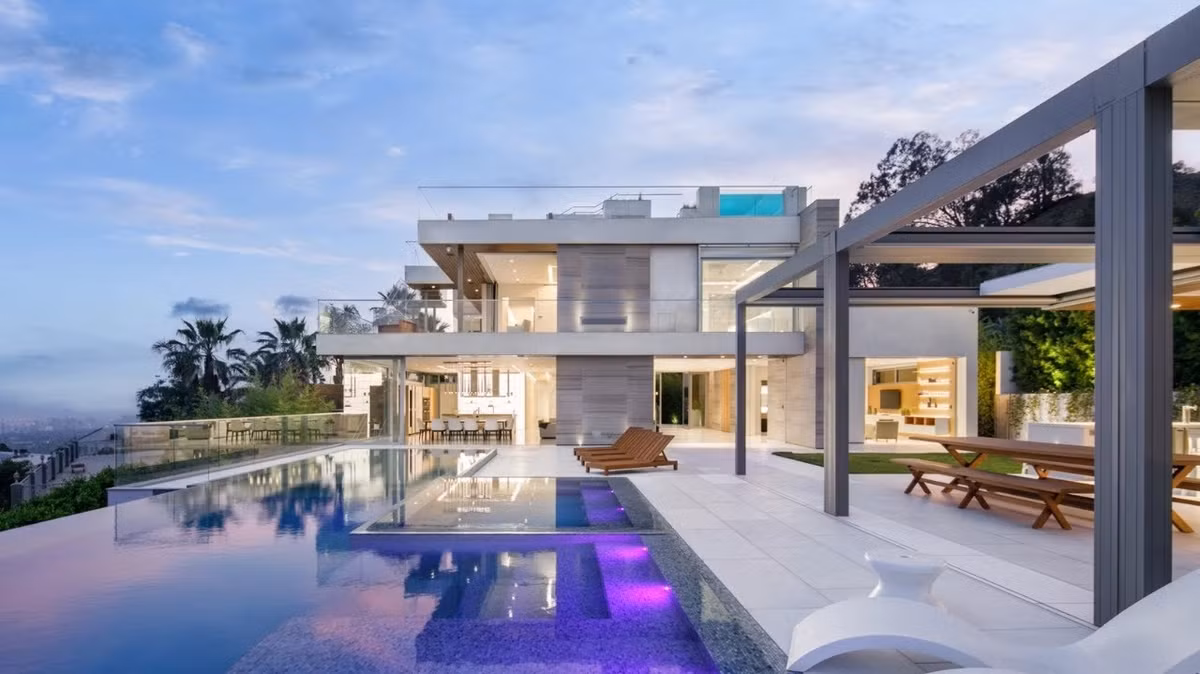 Phía ngoài biệt thự có bể bơi vô cực với tầm view đẳng cấp.
