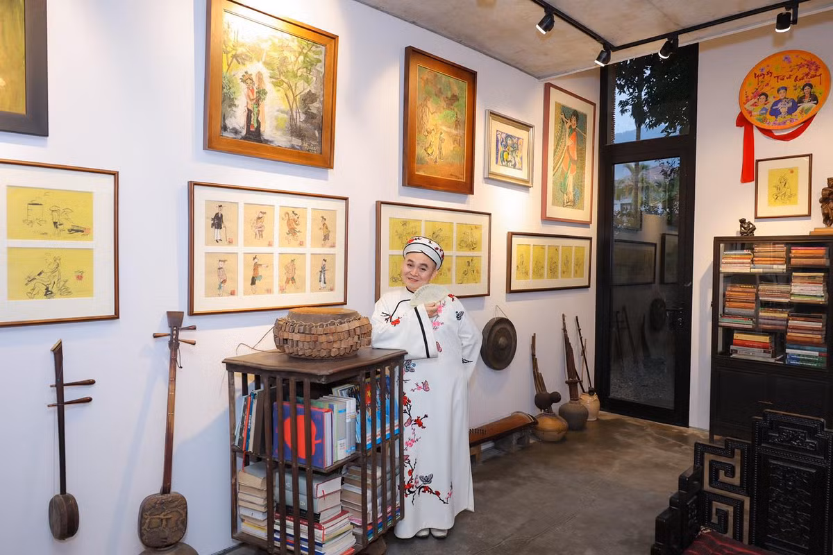 Nội thất bên trong toàn gỗ quý, được bài trí theo phong cách hoài cổ. Ảnh: FBNV