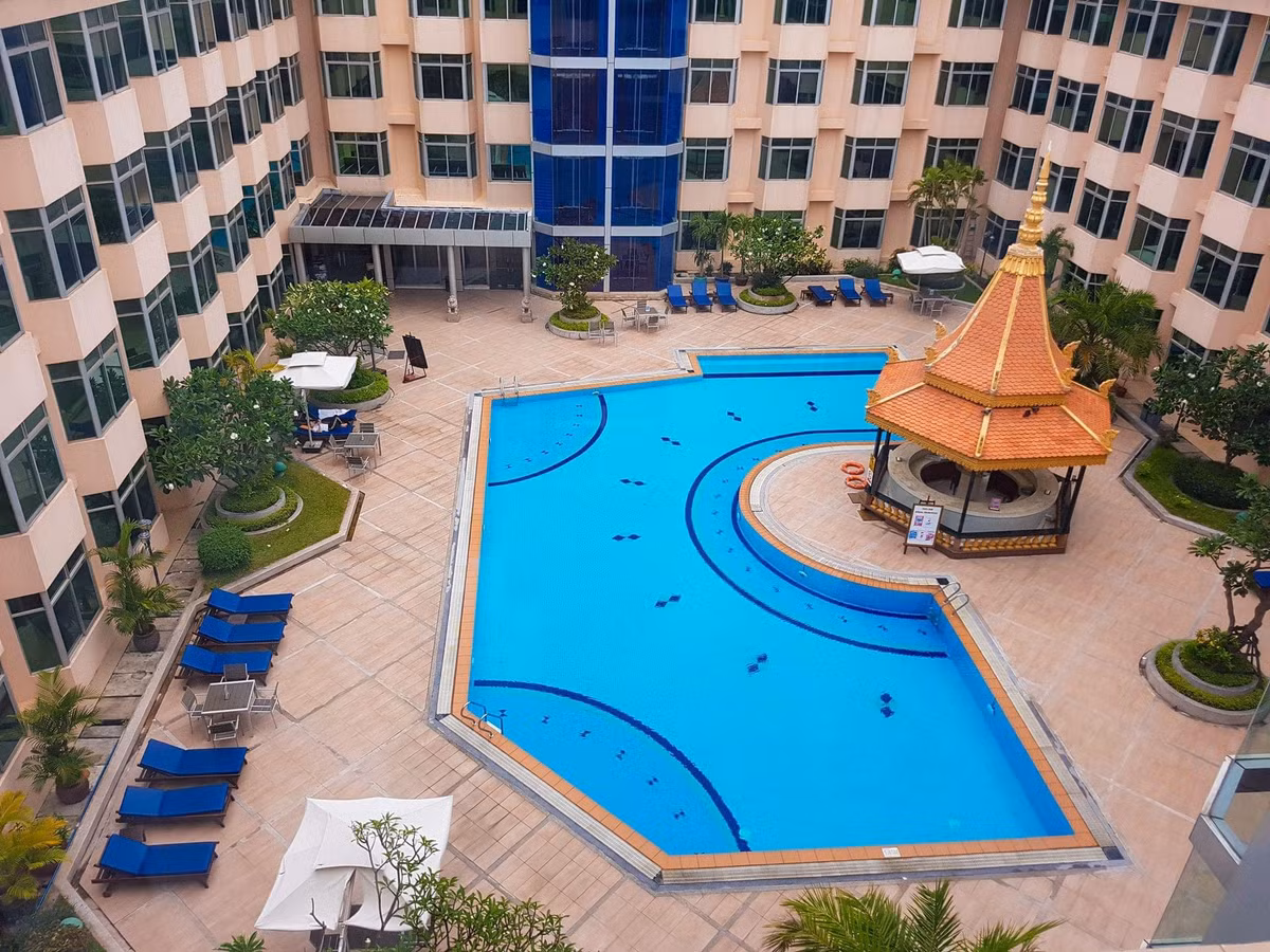 Khách sạn Phnom Penh nằm cách trung tâm thủ đô Phnom Penh khoảng 10km và cách sân Prince - nơi U22 Việt Nam thi đấu khoảng 12km.