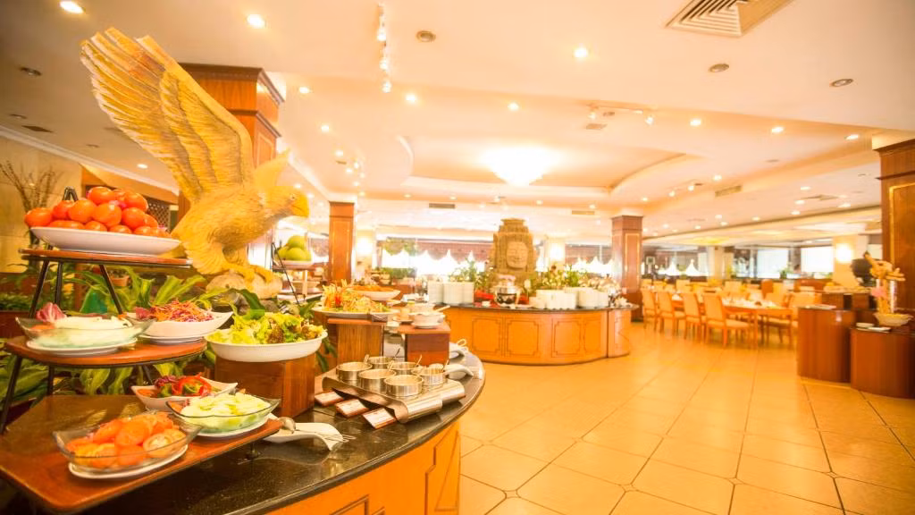 Khách sạn cũng có thực đơn đa dạng với cả các món ăn Đông Nam Á cũng như món Âu. Đặc biệt, các món ăn Việt cũng có khá nhiều tại đây.
