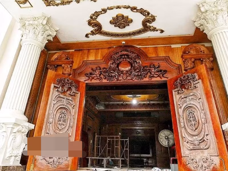 Nội thất bên trong toà nhà hầu hết đều từ những loại gỗ quý như gỗ hương, gỗ đỏ, cẩm lai. Ảnh: Vietnamnet