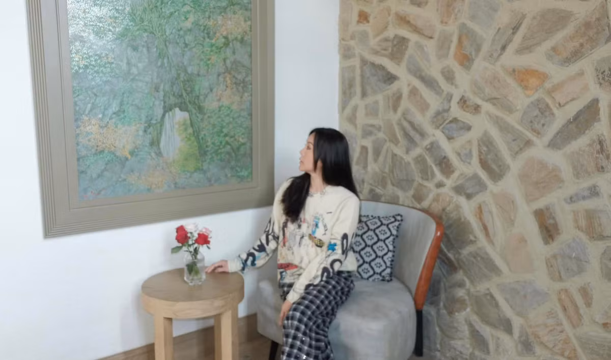 Ngôi nhà đúng chất Đà Lạt. Hoa hậu Thu Hoài gọi đây là "góc xưng tội", nơi có tường đá cùng bức tranh yên bình.