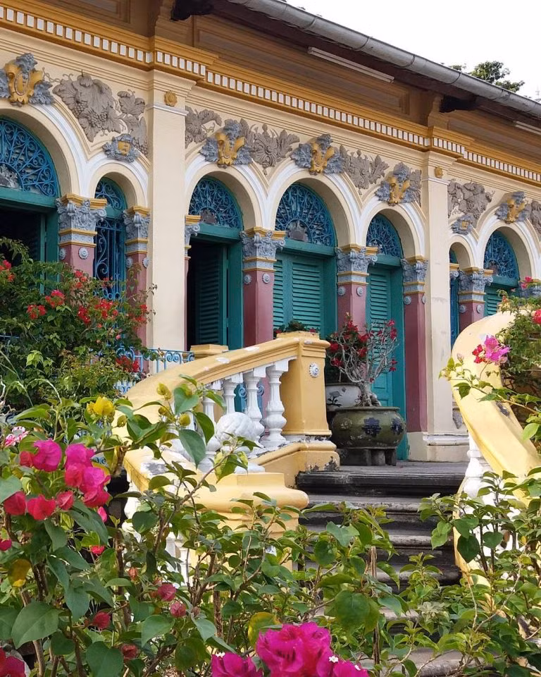 Vì vậy, ngôi nhà vừa mang hình thức phương Tây nhưng lại có cấu trúc và nội thất đậm màu sắc phương Đông. Ảnh: Mekongtour
