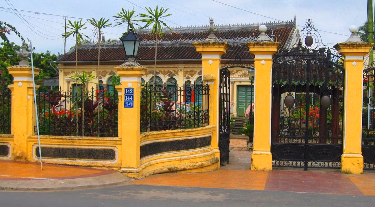 Cổng nhà bằng bê tông và sắt theo kiểu dinh thự Pháp. Ảnh: Thamhiemmekong
