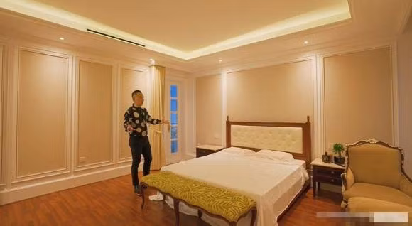 Phòng ngủ bày trí đơn giản nhưng cũng không kém phần lộng lẫy. Nguồn ảnh: chụp màn hình