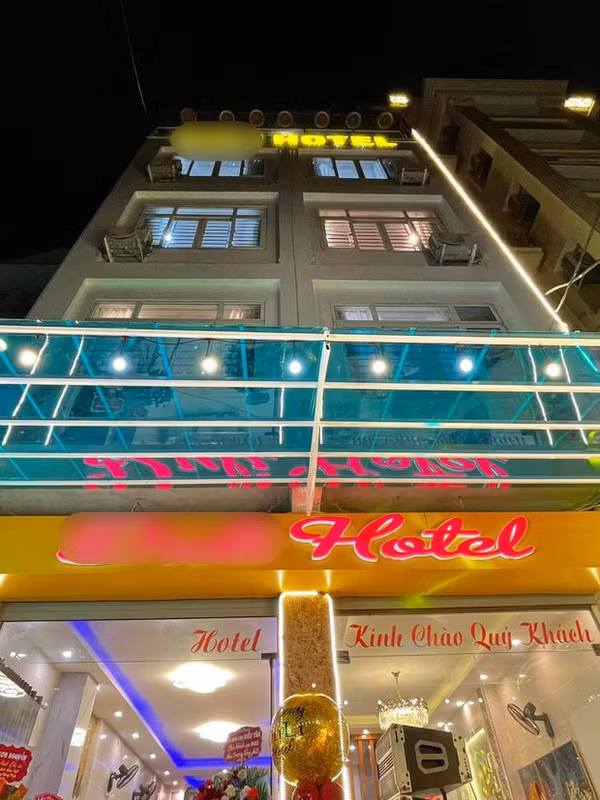 Ngoài bóng đá, tiền vệ Phan Văn Đức còn dành tiền đầu tư khách sạn. Anh và vợ xây một khách sạn 4 tầng, 1 sân thượng phục vụ cho việc ăn uống ngoài trời tại Cửa Lò, Nghệ An. Ảnh: FBNV