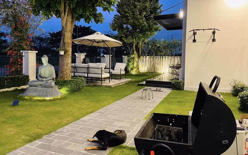 Trước đó, Quốc Trường cũng đăng tải hình ảnh chó hàng xóm trong biệt thự để lộ khu vườn rộng thênh thang.