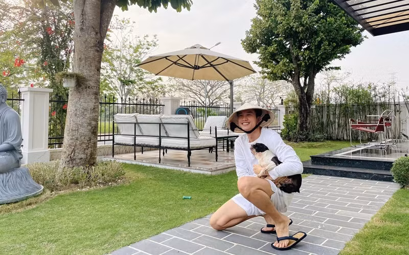 Khu vườn lớn tràn ngập cây xanh là không gian nghỉ ngơi, thư giãn của nam diễn viên "Về nhà đi con".