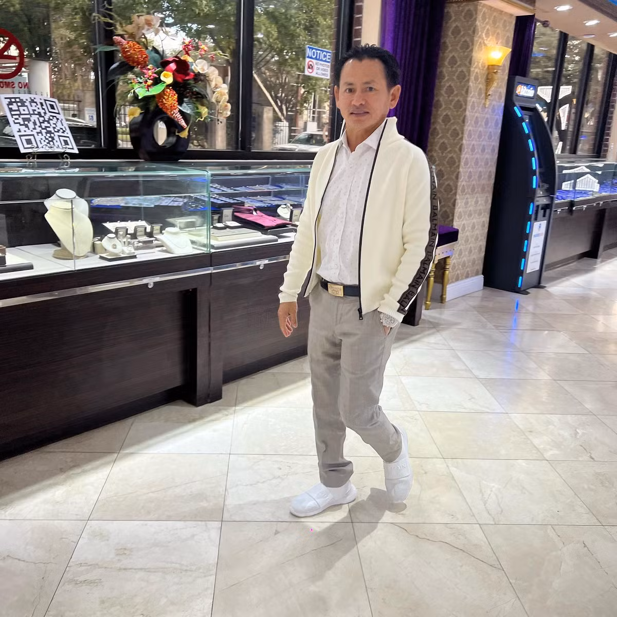 Johnny Đặng là một trong những doanh nhân gốc Việt thành danh trên đất Mỹ. Anh nổi tiếng trong lĩnh vực làm đồ phụ kiện, trang sức cho loạt ngôi sao cực nổi như Kanye West, Jay Z, Beyonce, Nicki Minaj...