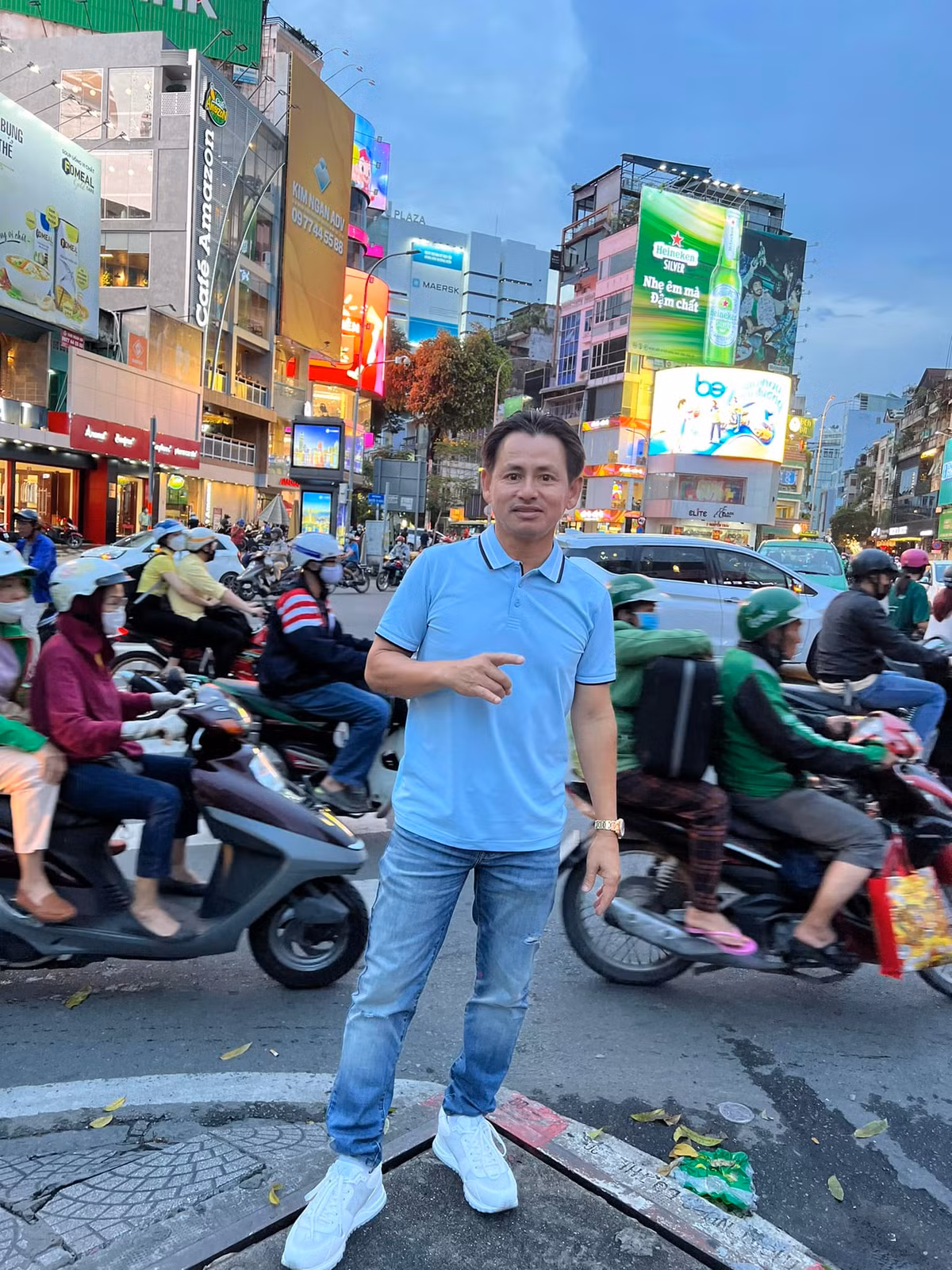 Theo ước tính trên trang Celebrity networth, tài sản ròng của Johnny Đặng ước tính là 20 triệu USD (khoảng 471 tỷ đồng). Nguồn ảnh: FBNV, YouTube