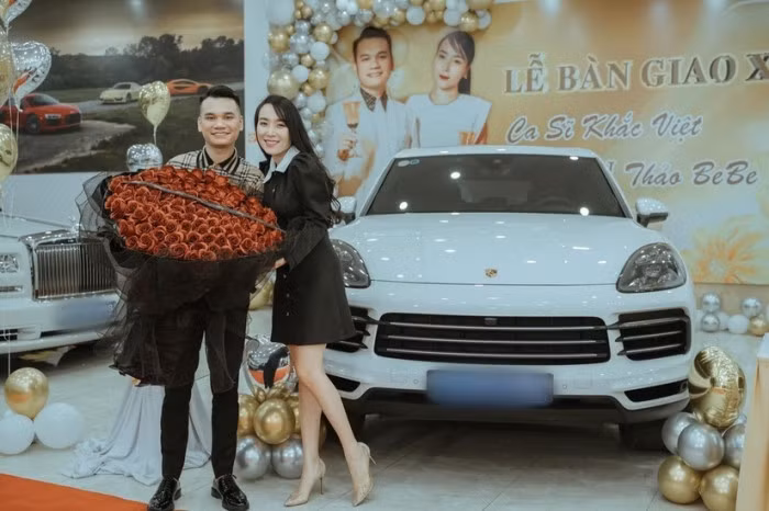Dịp 8/3 năm ngoái, nam ca sĩ Khắc Việt dành tặng món quà bất ngờ cho bà xã là chiếc Porsche màu trắng.