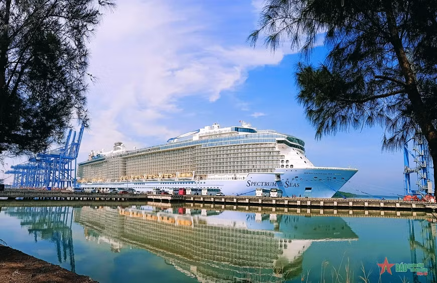 Mới đây, siêu du thuyền Spectrum of the Seas chở hơn 4.000 du khách quốc tế đã cập cảng Phú Mỹ, tỉnh Bà Rịa - Vũng Tàu. Ảnh: Qdnd