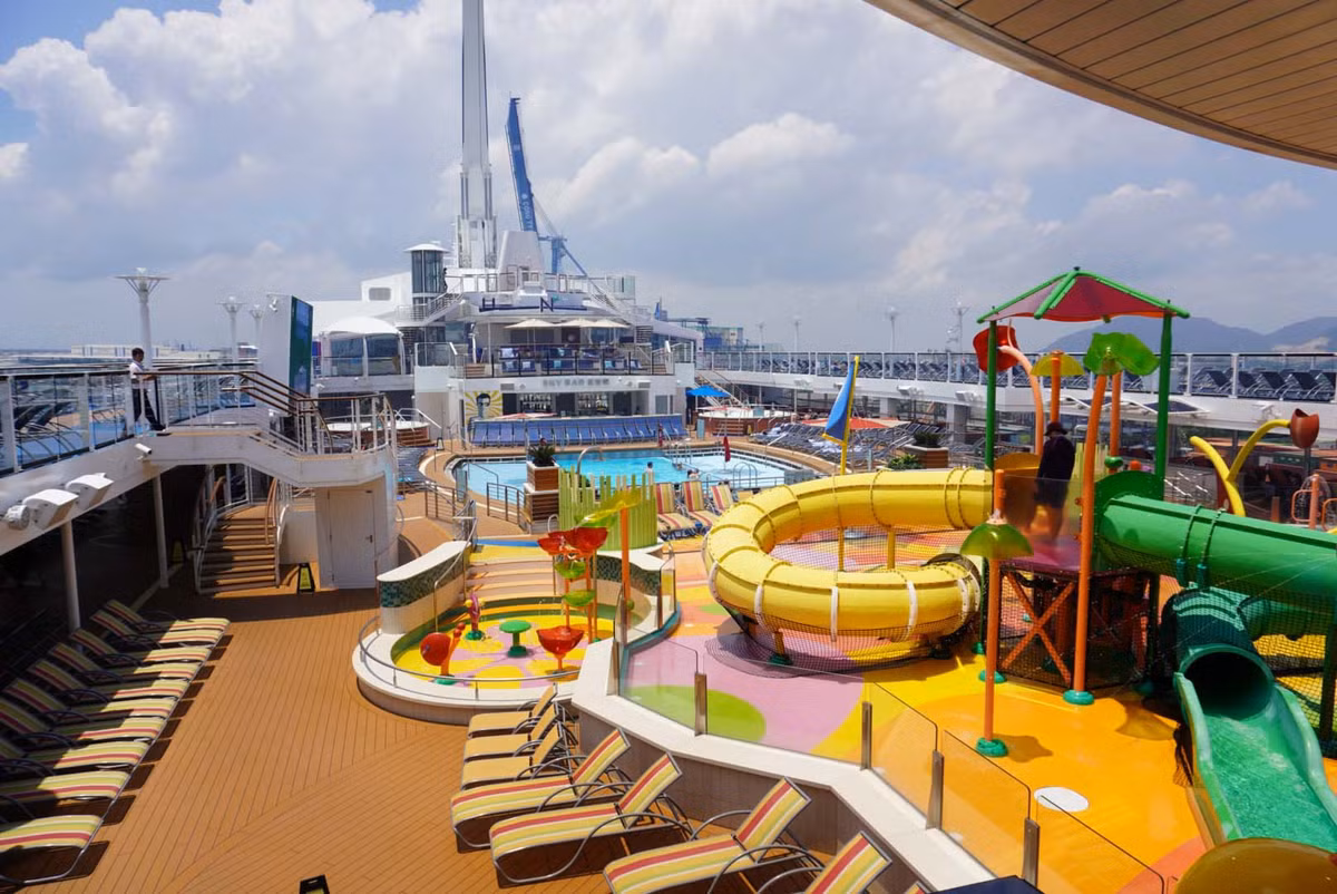 Nhiều người ví Spectrum of the Seas giống như một trung tâm thương mại thu nhỏ. Ảnh: Vietnamnet