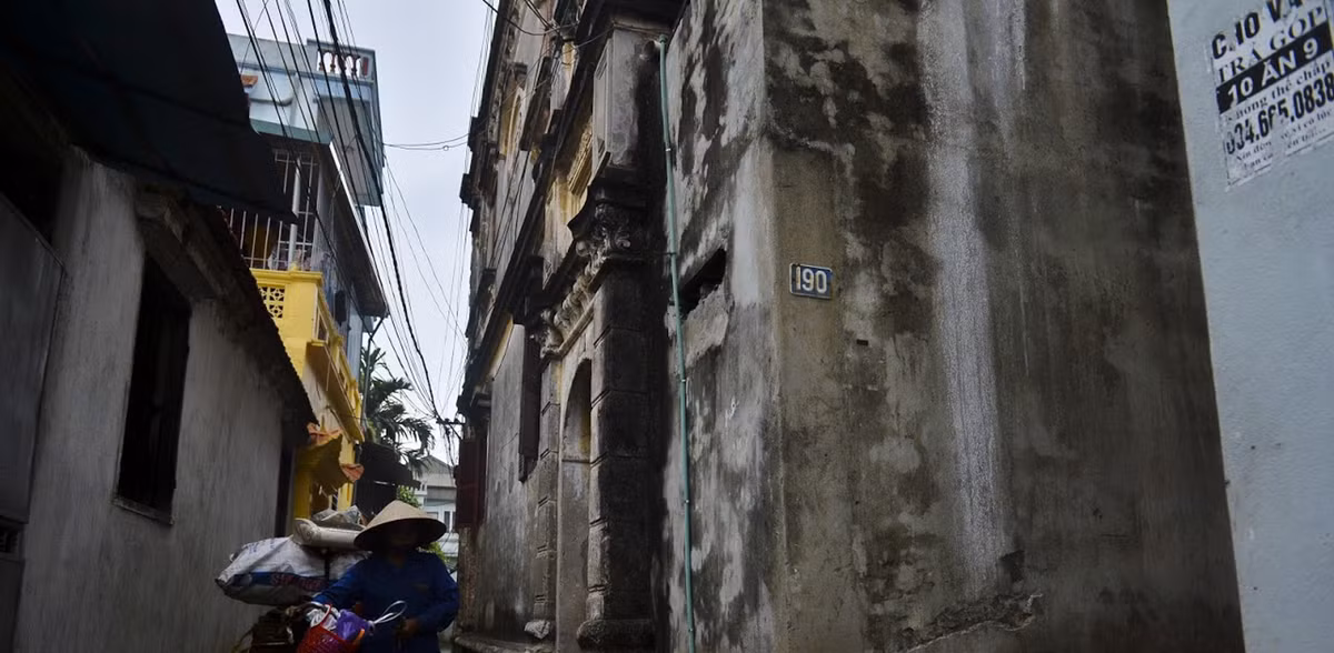 So với nhiều công trình Pháp còn lại ở Hà Nội, căn biệt thự 191 làng Cự Đà có kết cấu lạ với mặt tiền quay vào trong. Phía ngoài chỉ có một chiếc cổng nhỏ để làm lối đi vào. Ảnh: Dân Việt