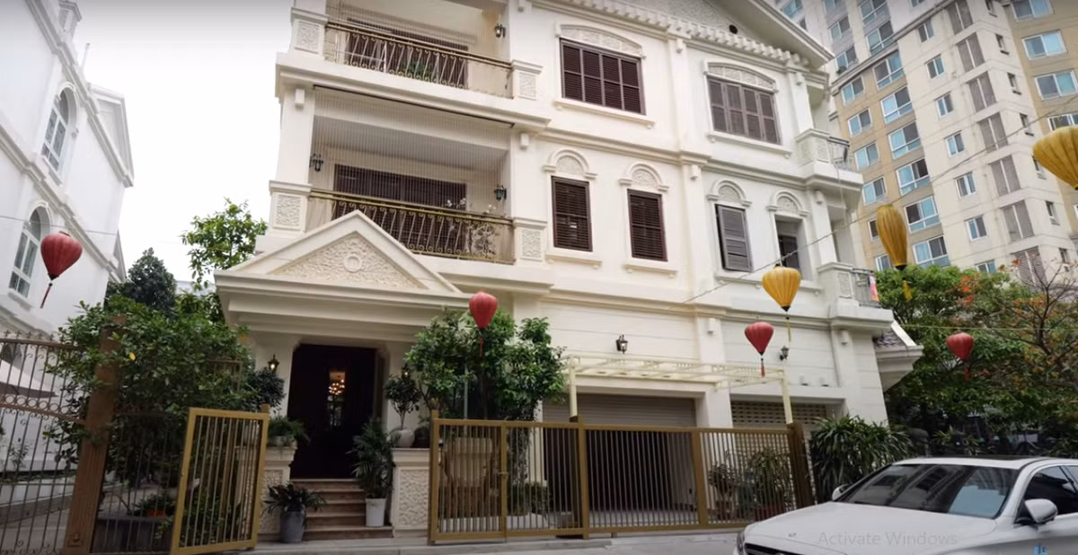 Kênh NhaF mới đây giới thiệu một ngôi nhà mang hơi hướng phong cách Hàn Quốc trong khu đô thị ở Hà Đông (Hà Nội). Công trình xây trên lô đất rộng 200m2, diện tích 1 sàn 150m2.